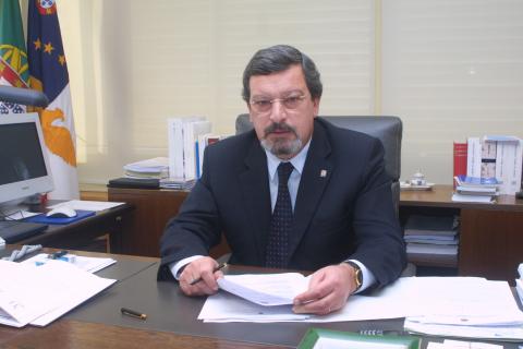 Parlamento açoriano aprova voto de pesar pela morte de Fernando Menezes