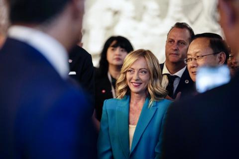 Meloni reuniu-se com JD Vance, contestado nas ruas de Milão