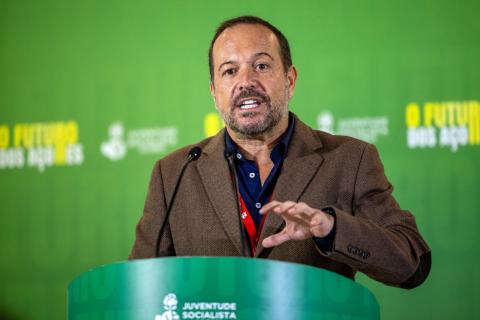 PS/Açores acusa Governo Regional de “falar baixo” com a República