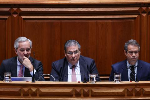 Governo avisa para "restrição orçamental" e apela à oposição que não desvirtue proposta 