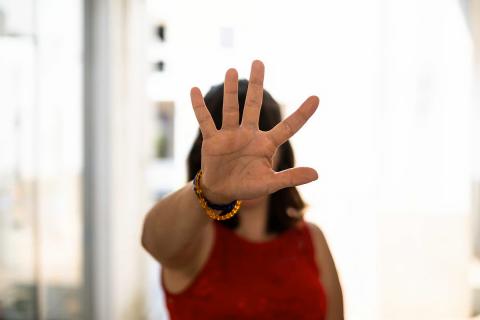 Procedimento criminal contra bombeiro que agrediu mulher na Madeira suspenso