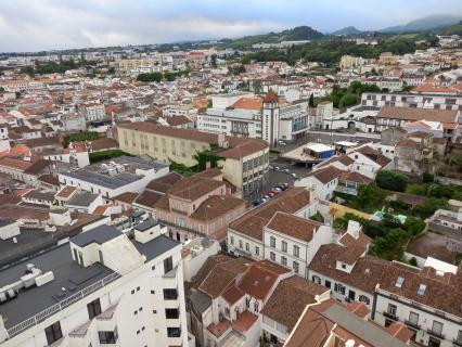 Incêndio urbano desaloja duas famílias em Ponta Delgada