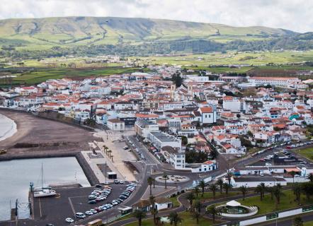 Colisão entre dois carros mata mulher em paragem de autocarro na ilha Terceira