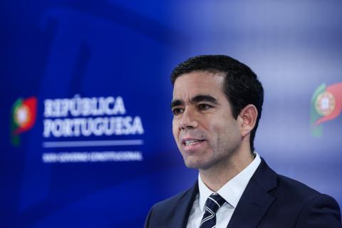 Ministro Leitão Amaro não quer mexer na estrutura regulatória dos media