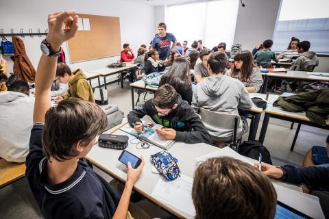 FAPA considera positiva a regulamentação do uso de telemóveis nas escolas