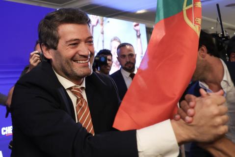 Presidenciais: Ventura desafia Seguro a dizer se quer mudar Constituição e acabar com duplicação de subvenções vitalícias