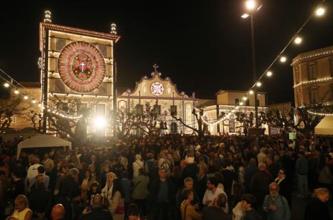 Cerca de 130 mil lâmpadas iluminam as Festas do Santo Cristo (com vídeo)