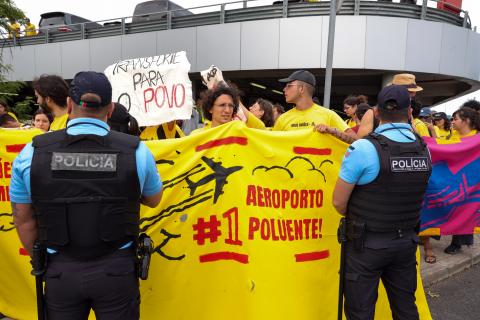 Ativistas climáticos manifestam-se junto ao aeroporto Lisboa para criar “disrupção”