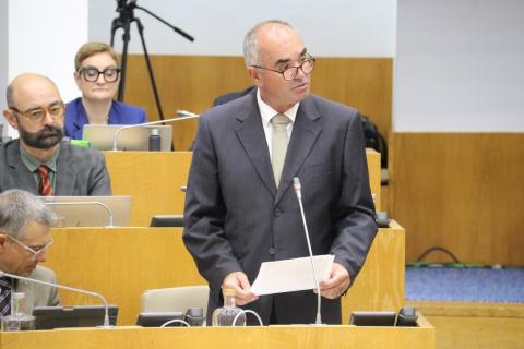 Parlamento açoriano aprova anteproposta para cidadãos das Bermudas conduzirem em Portugal