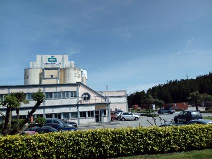 Cimentaçor denuncia contrato com Governo. Secretária assegura obras públicas