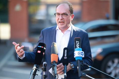 Alemanha pondera negociar com Governo talibã repatriamento de criminosos afegãos