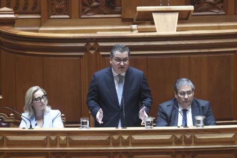 Governo justifica subida da dívida pública com depósitos e mantém previsão