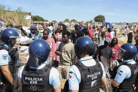 Interposta ação judicial para impedir demolição de construções precárias em Loures