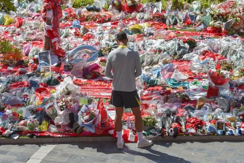 Dalot, Bruno Fernandes e Amorim depositam coroa em Anfield