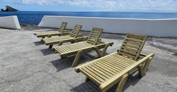 Instalado mobiliário urbano nas zonas balneares 