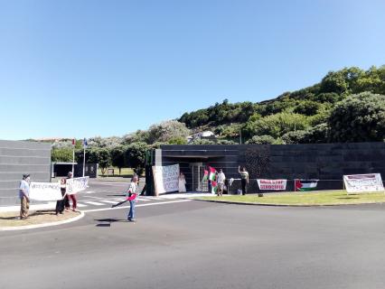 Manifestantes pró-Palestina protestam à porta da Base Aérea Nº4