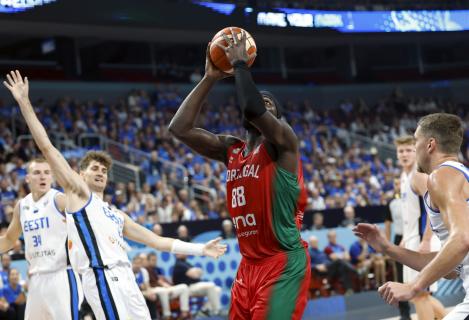 Neemias fecha pré-época da NBA como titular dos Celtics e elogiado por Mazzulla