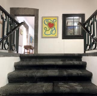 Exposição celebra 500 pinturas do projeto Corações de Yves Decoster