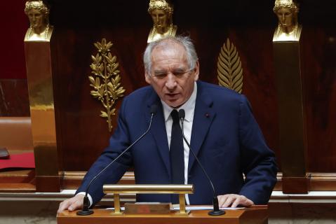 Govermo francês cai após chumbo de voto de confiança no parlamento