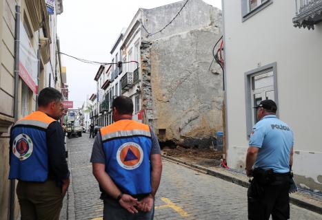 Possível colapso leva à intervenção em edifício de Ponta Delgada