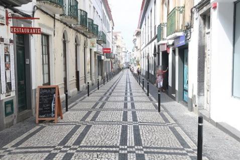 Agressão na Rua dos Mercadores em Ponta Delgada captada pelo sistema de videovigilância