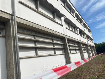 Parapeitos de janelas estão em risco de ruir na Escola Secundária da Lagoa 