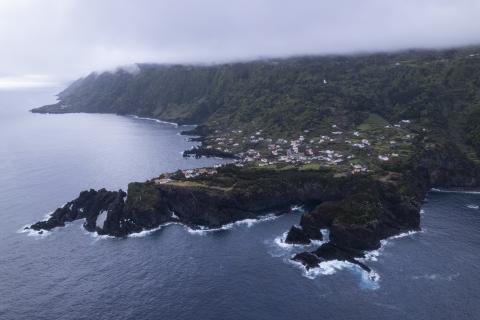 Câmara da Calheta acompanha situação de derrocada que cortou acesso à Fajã dos Cubres