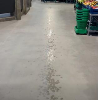 Chuva no interior do Mercado da Graça indigna comerciantes