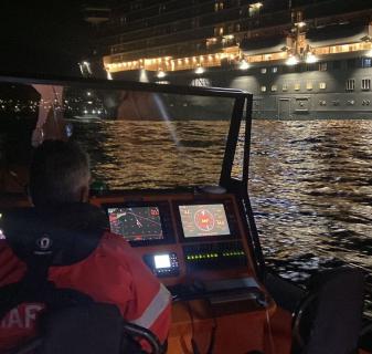 Marinha coordena resgate médico de mulher em navio cruzeiro 