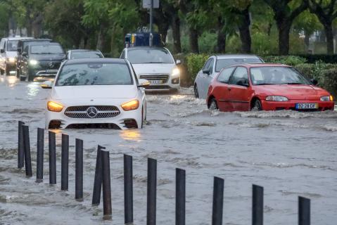 Proteção Civil contabilizou dois mortos, cinco deslocados e 918 ocorrências até às 11h00