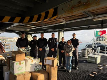 Marinha transporta bens essenciais para crianças em situação vulnerável no Pico