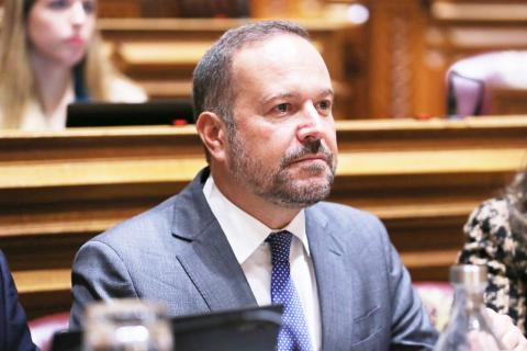 Líder do PS/Açores alerta para eventual resgate financeiro do Estado à região