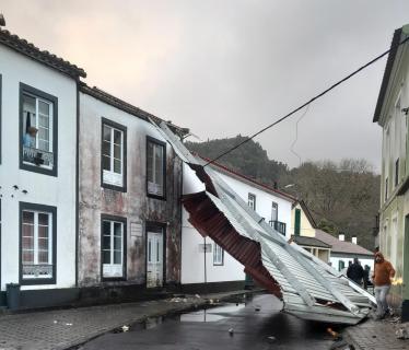 Mau tempo causa estragos em duas moradias nas Furnas