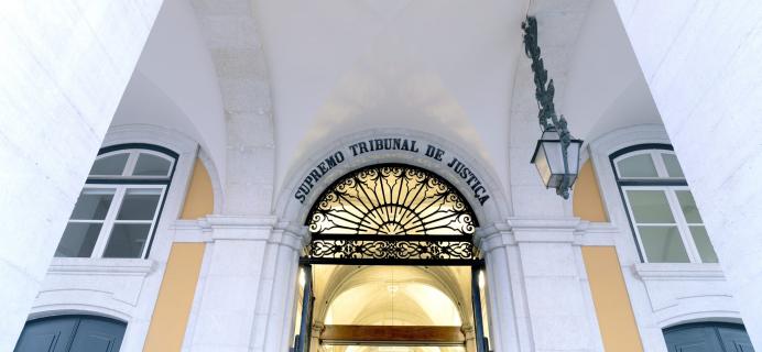 Supremo reduz para 18 anos pena de prisão a pai que abusou do filho