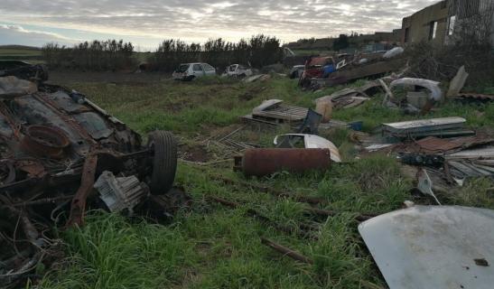 Depósito ilegal de resíduos e veículos suspeito de contaminar solos na ilha Terceira