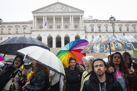 Defensores dos direitos LGBTQIA+ contestam propostas de alteração a lei sobre identidade de género
