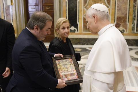 Eurodeputado do PSD entrega registo do Senhor Santo Cristo dos Milagres ao Papa