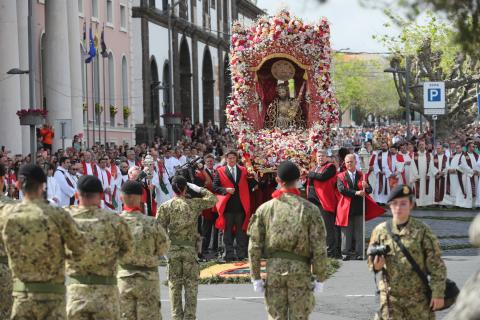 Forças Armadas alegam que participação na procissão do Santo Cristo é tradição enraizada