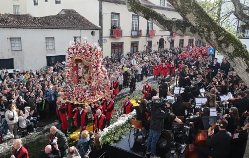 “Vão porque o Senhor os chama”: milhares na procissão do Senhor Santo Cristo (com vídeo)