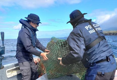 Polícia Marítima apreende arte de pesca mal sinalizada e sem identificação em São Miguel