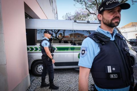 Tribunal retoma interrogatório a suspeitos de abandono de crianças em Alcácer