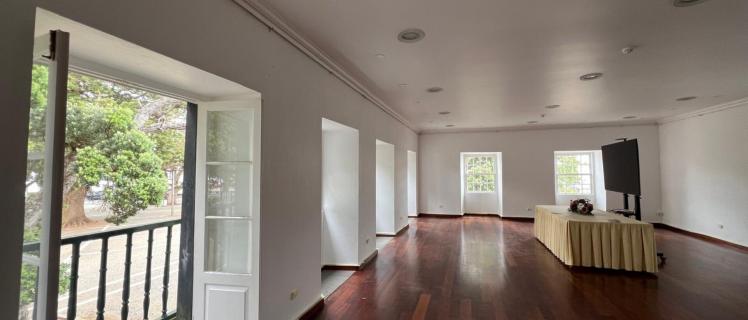 Obras na sala de exposições da Biblioteca Municipal