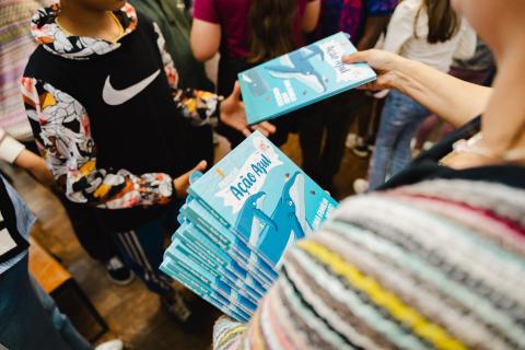 Alunos açorianos recebem livros para reforçar literacia sobre oceano