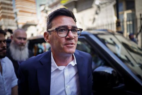 Andy Burnham toma posse como deputado no parlamento britânico