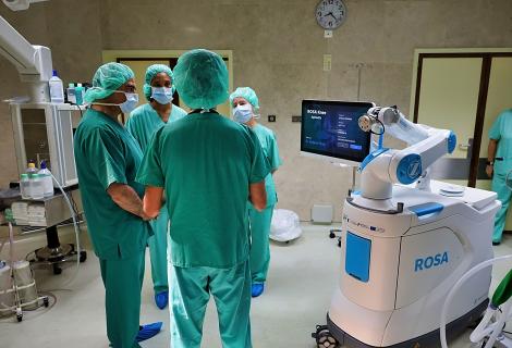 HDES estreia robô cirúrgico para próteses do joelho