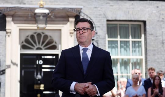 Novo PM britânico Andy Burnham inicia remodelação e dispensa vários ministros