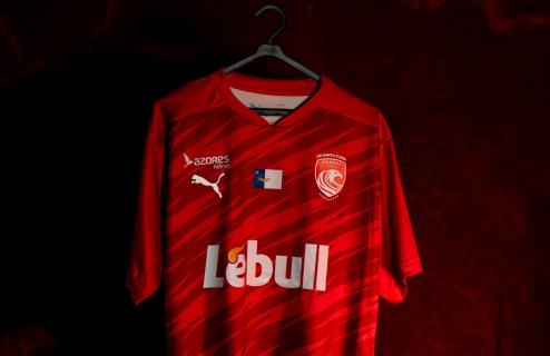 Nova camisola do Santa Clara simboliza história e origem do clube 