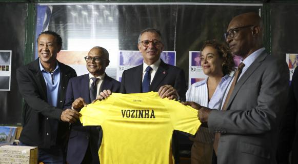 Selecionador dos Tubarões Azuis surpreende Seguro com camisola de Vozinha