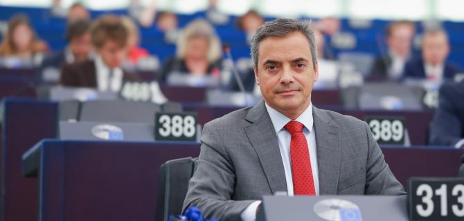 Eurodeputado André Rodrigues questiona Bruxelas sobre setor do leite nos Açores