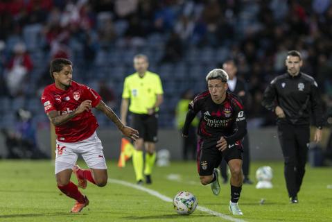 Reviravolta do Benfica dita fim da invencibilidade do Santa Clara 